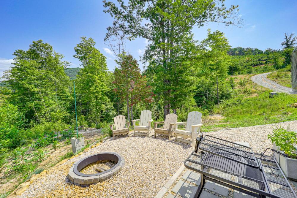 Secluded Lenoir Tiny Home with Private Hot Tub!